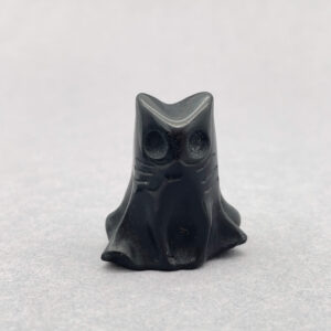 Sten krystal spøgelseskat 3 cm obsidian på grå baggrund