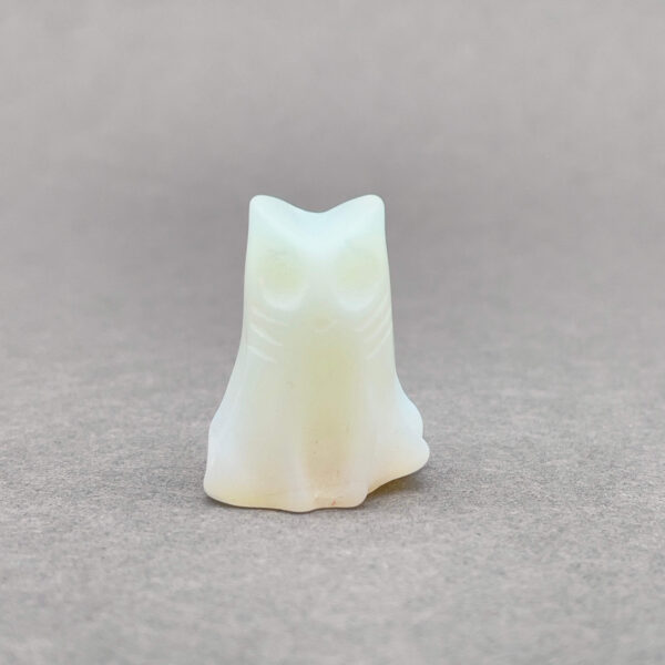 Sten krystal spøgelseskat 3 cm opalit på grå baggrund