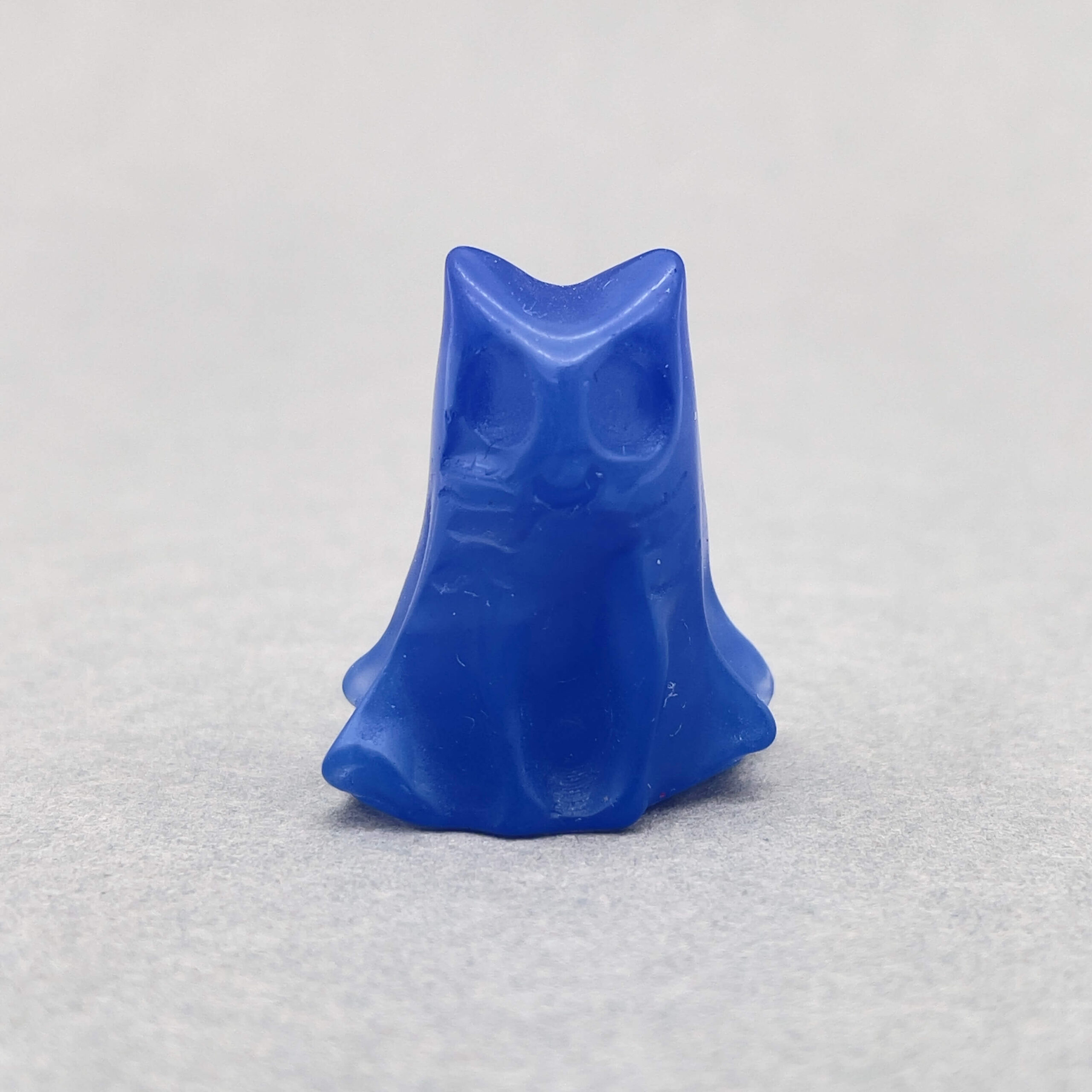 Sten krystal spøgelseskat 3 cm blå opalit på grå baggrund