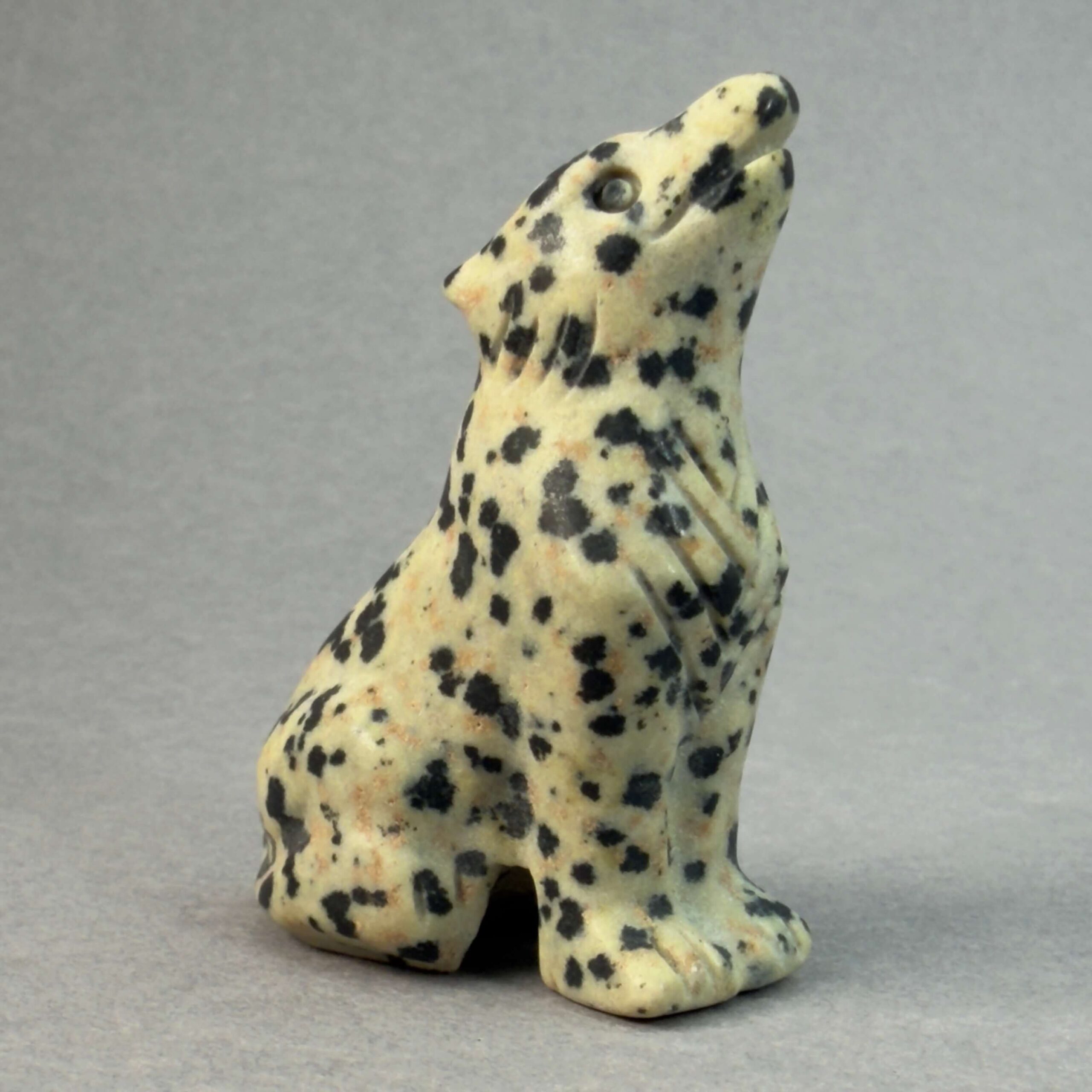 Sten krystal ulv 5 cm jaspis dalmatiner på grå baggrund