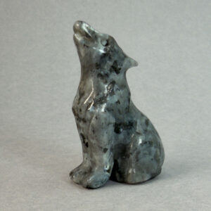 Sten krystal ulv 5 cm larvikit på grå baggrund