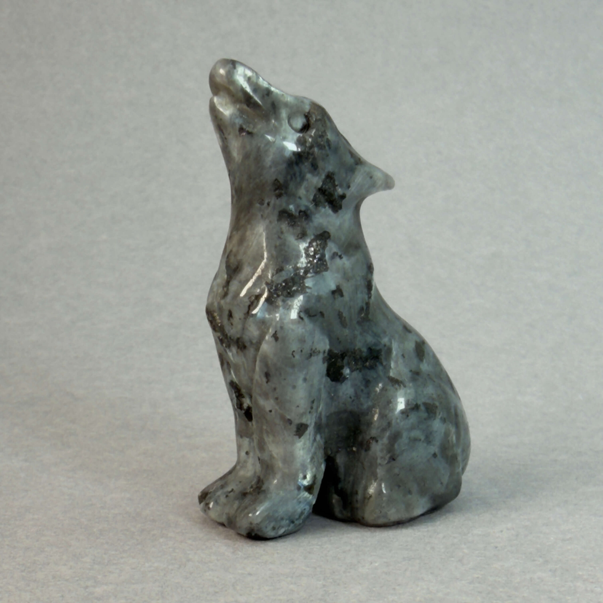 Sten krystal ulv 5 cm larvikit på grå baggrund