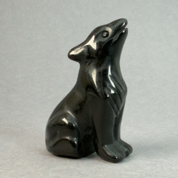 Sten krystal ulv 5 cm obsidian sort på grå baggrund