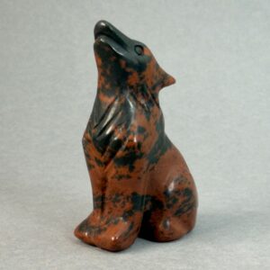 Sten krystal ulv 5 cm obsidian mahogni på grå baggrund