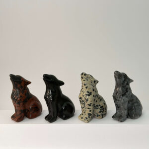 Sten krystal ulv 5 cm på hvid baggrund