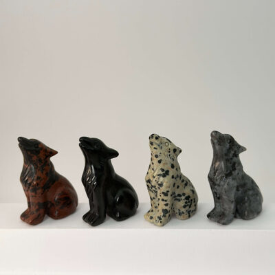 Sten krystal ulv 5 cm på hvid baggrund