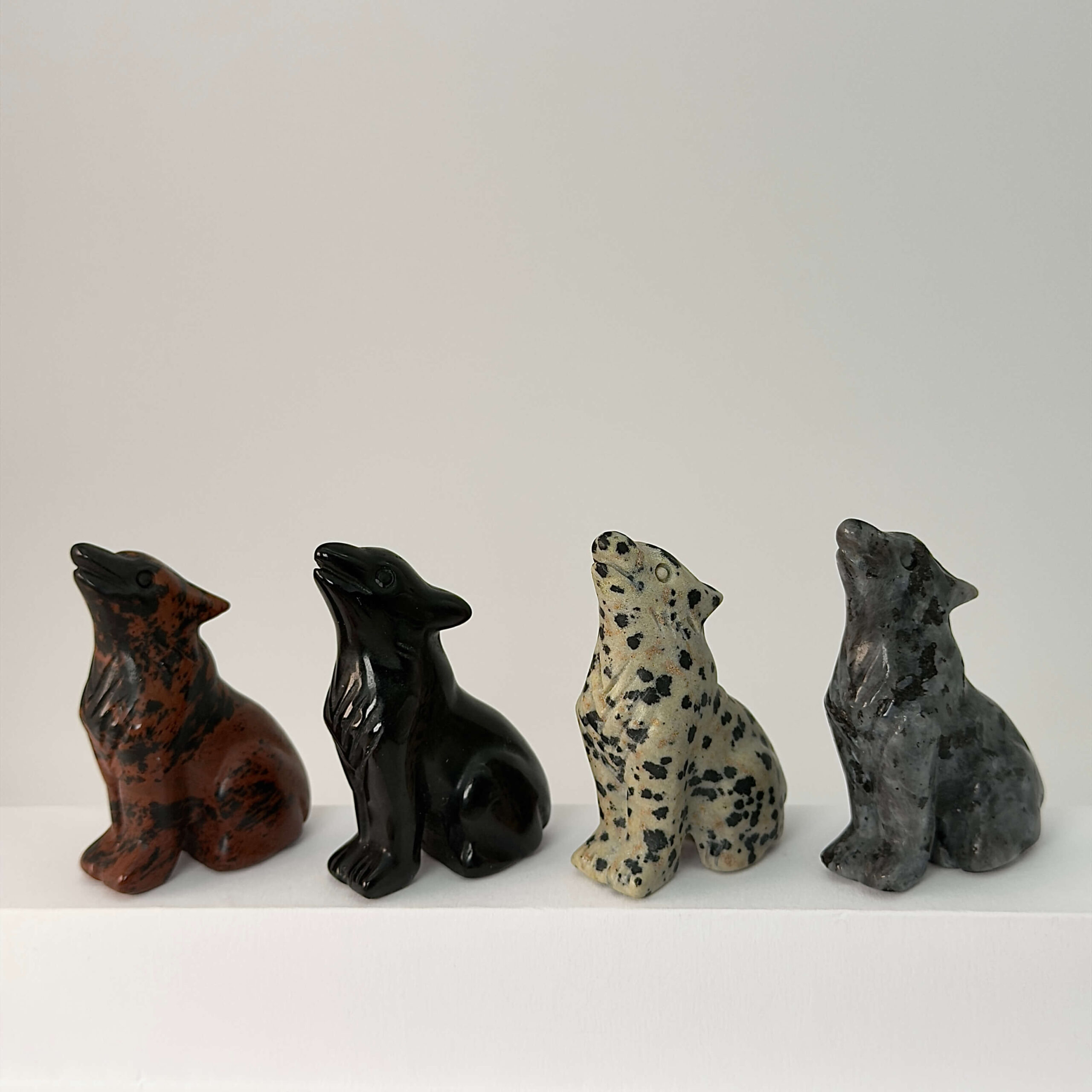 Sten krystal ulv 5 cm på hvid baggrund