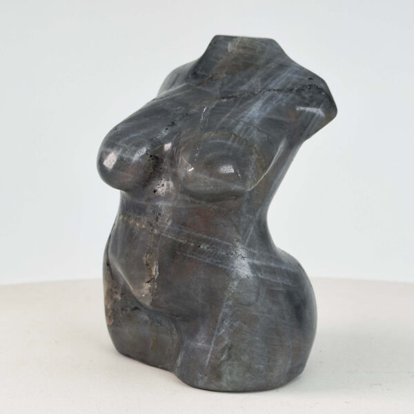 Labradorit Kvindekrop krystal sten på hvid baggrund