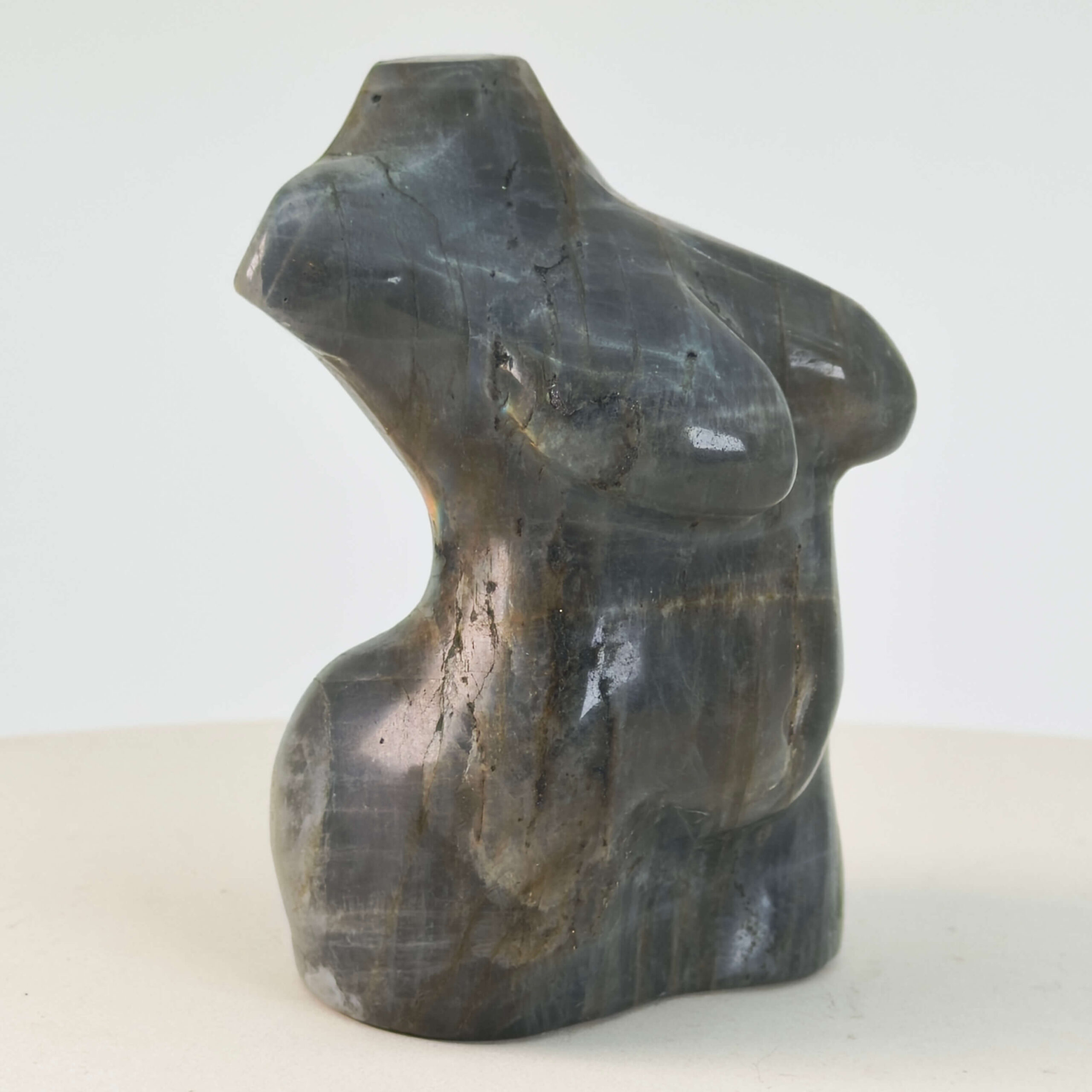 Labradorit Kvindekrop krystal sten på hvid baggrund