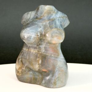 Labradorit Kvindekrop krystal sten på hvid og sort baggrund