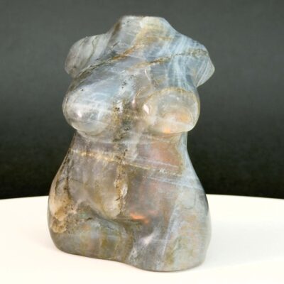 Labradorit Kvindekrop krystal sten på hvid og sort baggrund