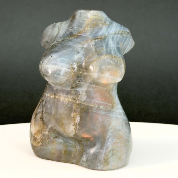 Labradorit Kvindekrop krystal sten på hvid og sort baggrund