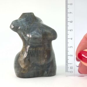 Labradorit Kvindekrop krystal sten på hvid baggrund med lineal