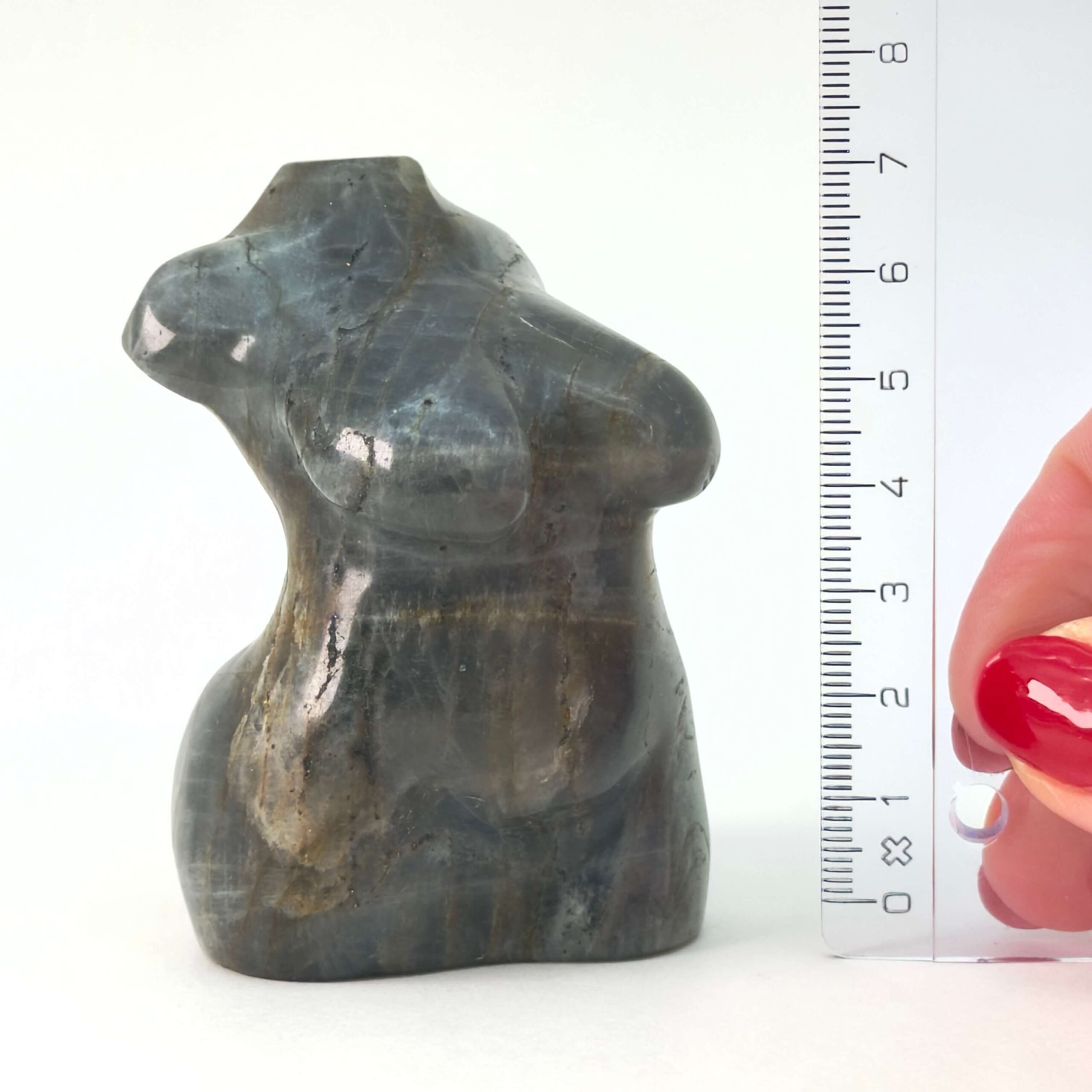 Labradorit Kvindekrop krystal sten på hvid baggrund med lineal