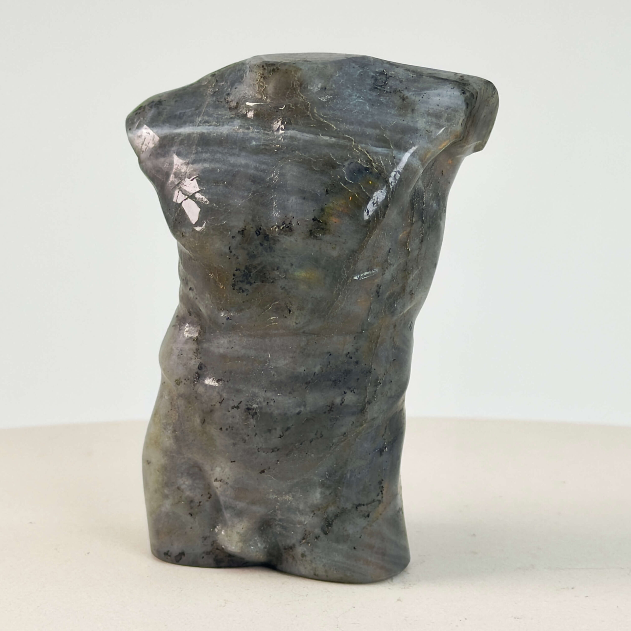 Labradorit Mandekrop krystal sten på hvid baggrund