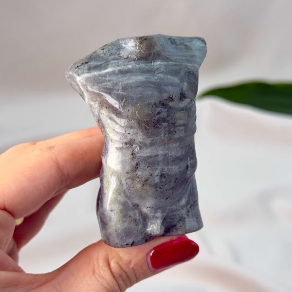 Labradorit Mandekrop krystal sten på hvid baggrund i hånd