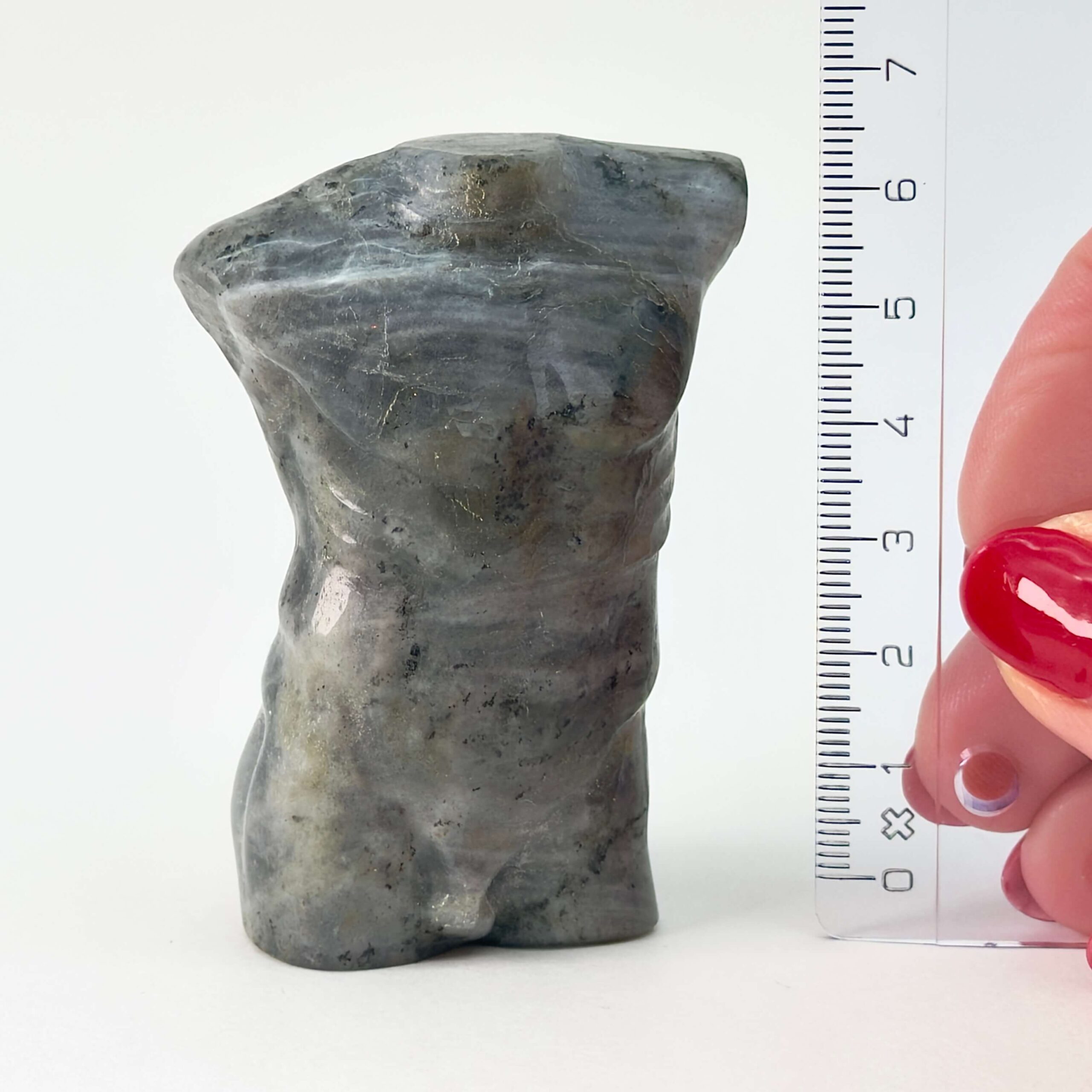 Labradorit Mandekrop krystal sten på hvid baggrund med lineal