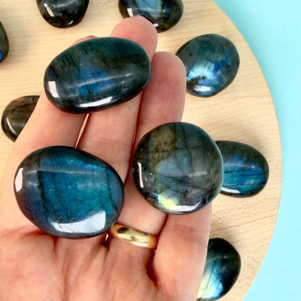 Krystaller og deres betydning 19 Labradorit premium lommesten med mørk grundfarve og levende blålige og gyldne farvespil i stenen. En krystal der ofte forbindes med intuition, beskyttelse og indre styrke.