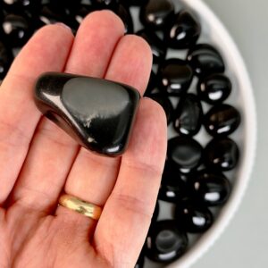 Obsidian Sort Lommesten Krystal Sten samling i hånd på hvid baggrund