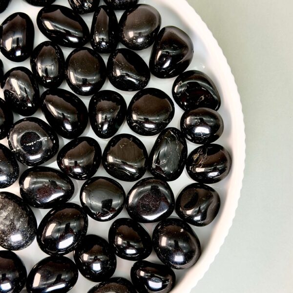 Obsidian Sort Lommesten Krystal Sten samling på fad og hvid baggrund