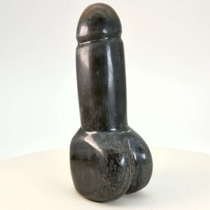 Sort Obsidian Penis krystal sten med hvid baggrund