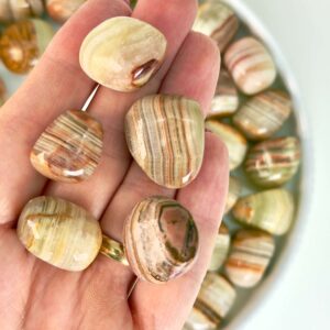 Pakistani Onyx Lommesten Krystal Sten i hånd på hvid baggrund