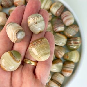 Pakistani Onyx Lommesten Krystal Sten i hånd på hvid baggrund