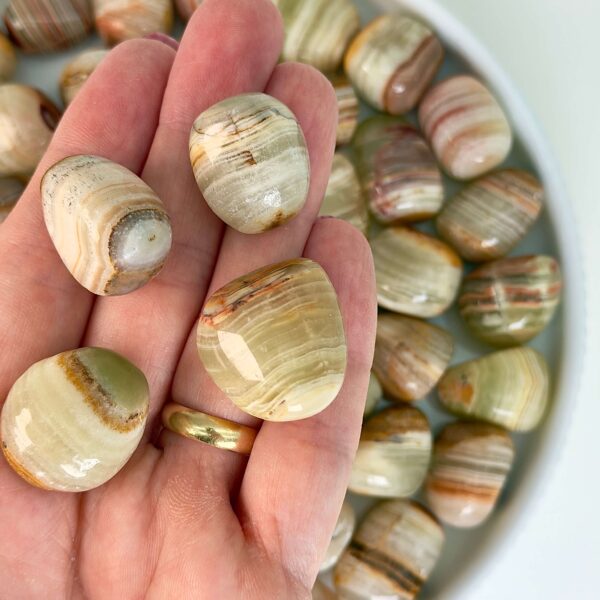 Pakistani Onyx Lommesten Krystal Sten i hånd på hvid baggrund