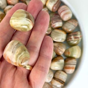 Pakistani Onyx Lommesten Krystal Sten i hånd på hvid baggrund