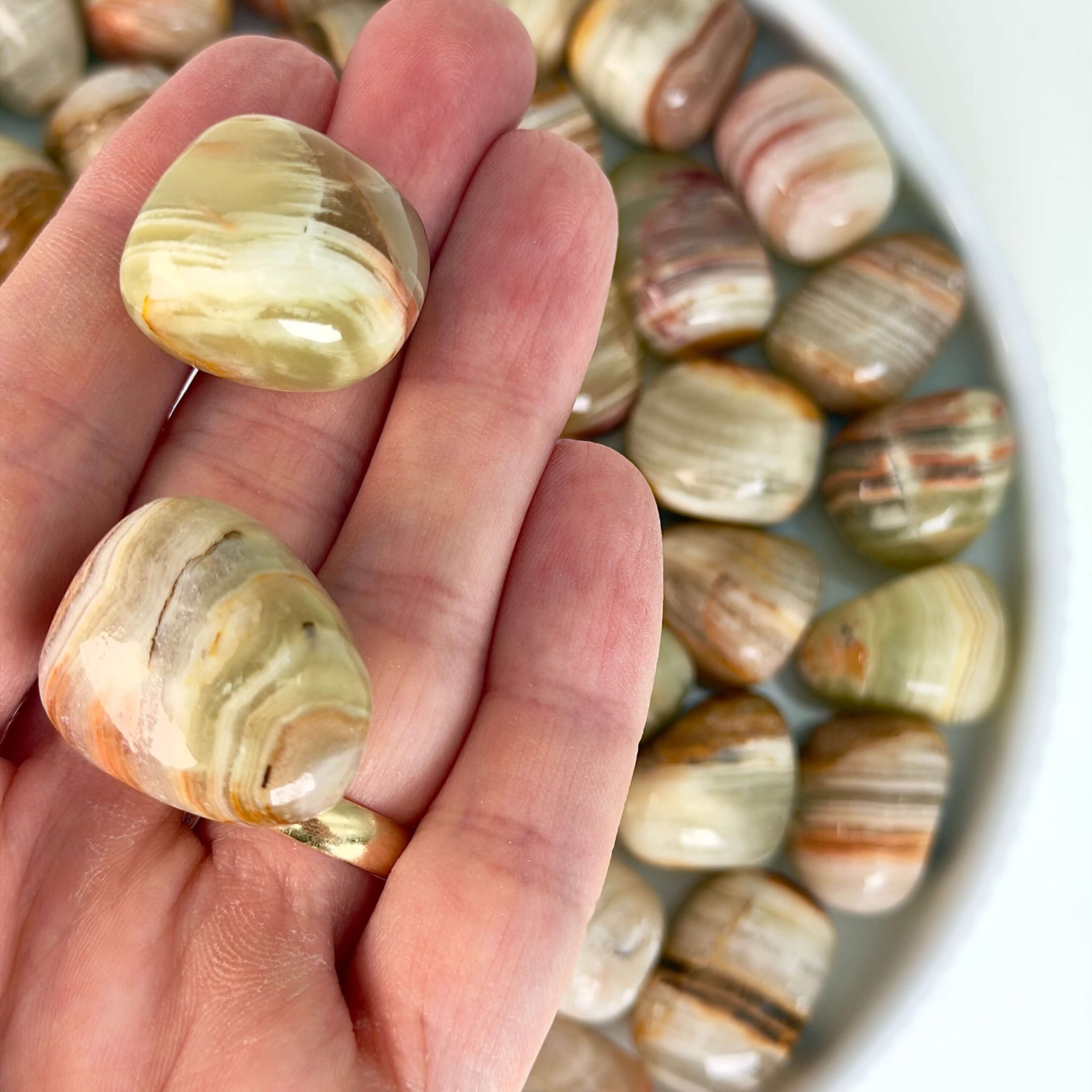 Pakistani Onyx Lommesten Krystal Sten i hånd på hvid baggrund