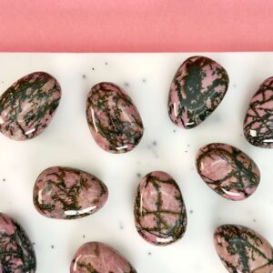 Rhodonit dråbe premium lommesten krystal sten samling på hvid baggrund