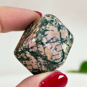 Rhodonit Kube krystal sten i hånd på hvid baggrund