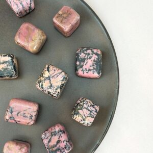 Rhodonit Kube krystal sten samling på sort og hvid baggrund