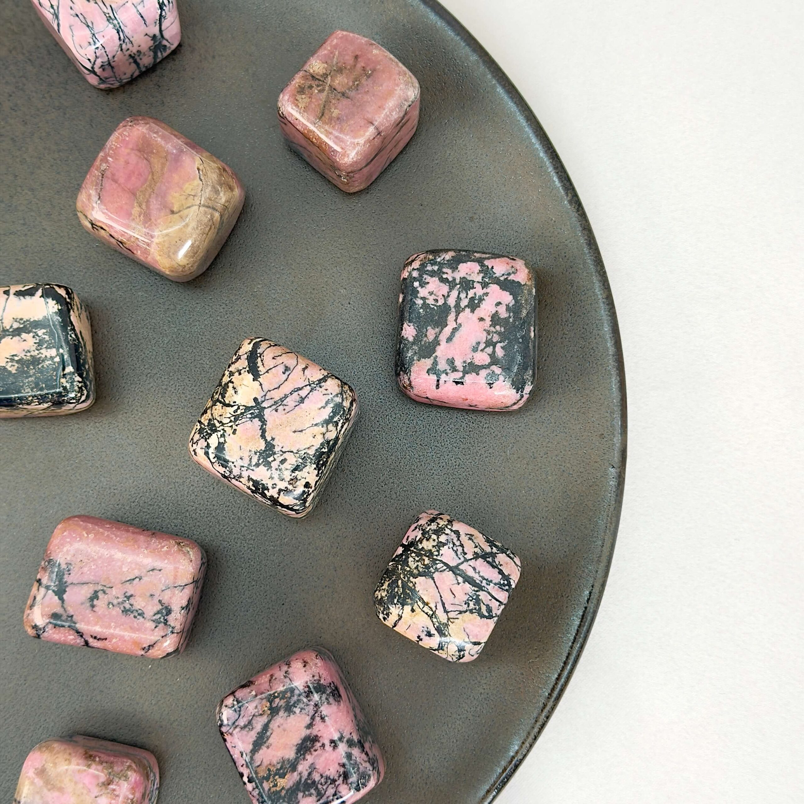 Rhodonit Kube krystal sten samling på sort og hvid baggrund