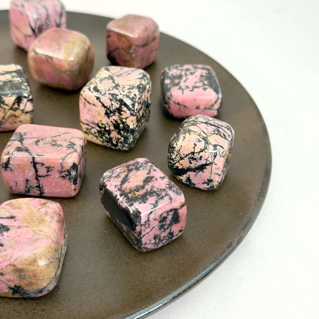 Krystaller og deres betydning 31 Rhodonit lommesten med varme rosa nuancer gennemvævet af mørke naturlige årer. En krystal der ofte forbindes med kærlighed, følelsesmæssig heling og indre balance.