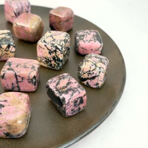 Rhodonit Kube krystal sten samling på sort og hvid baggrund