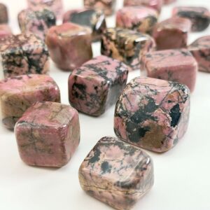 Rhodonit polerede sten krystal sten samling på hvid baggrund