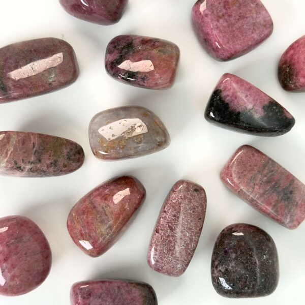 Rhodonit lommesten krystal sten samling på hvid baggrund