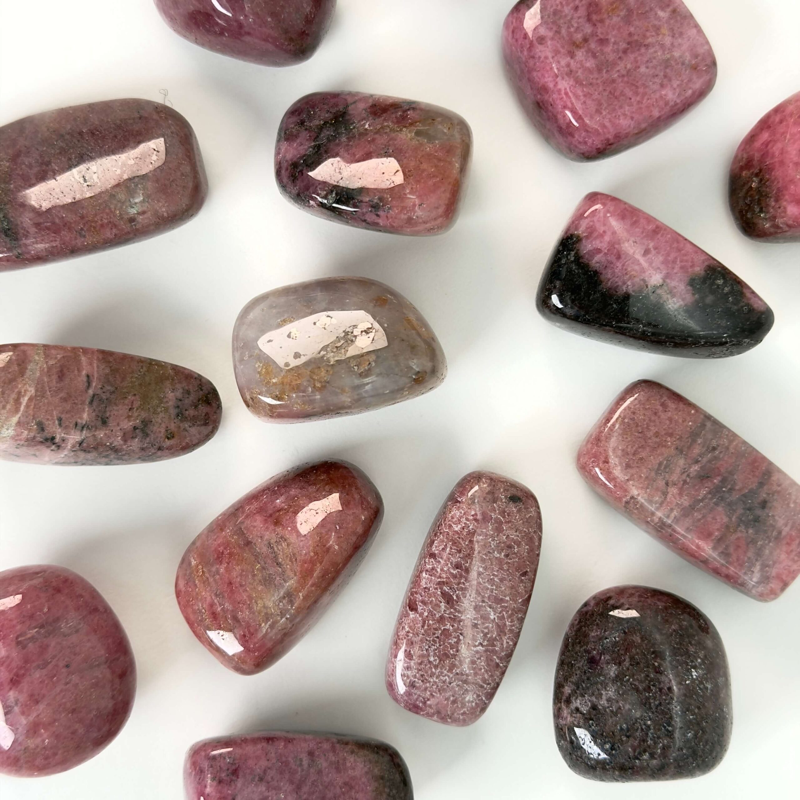 Rhodonit lommesten krystal sten samling på hvid baggrund