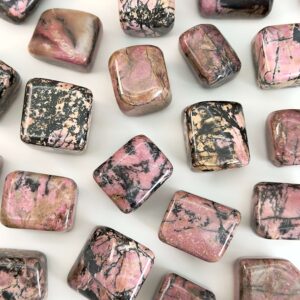 Rhodonit polerede sten krystal sten samling på hvid baggrund