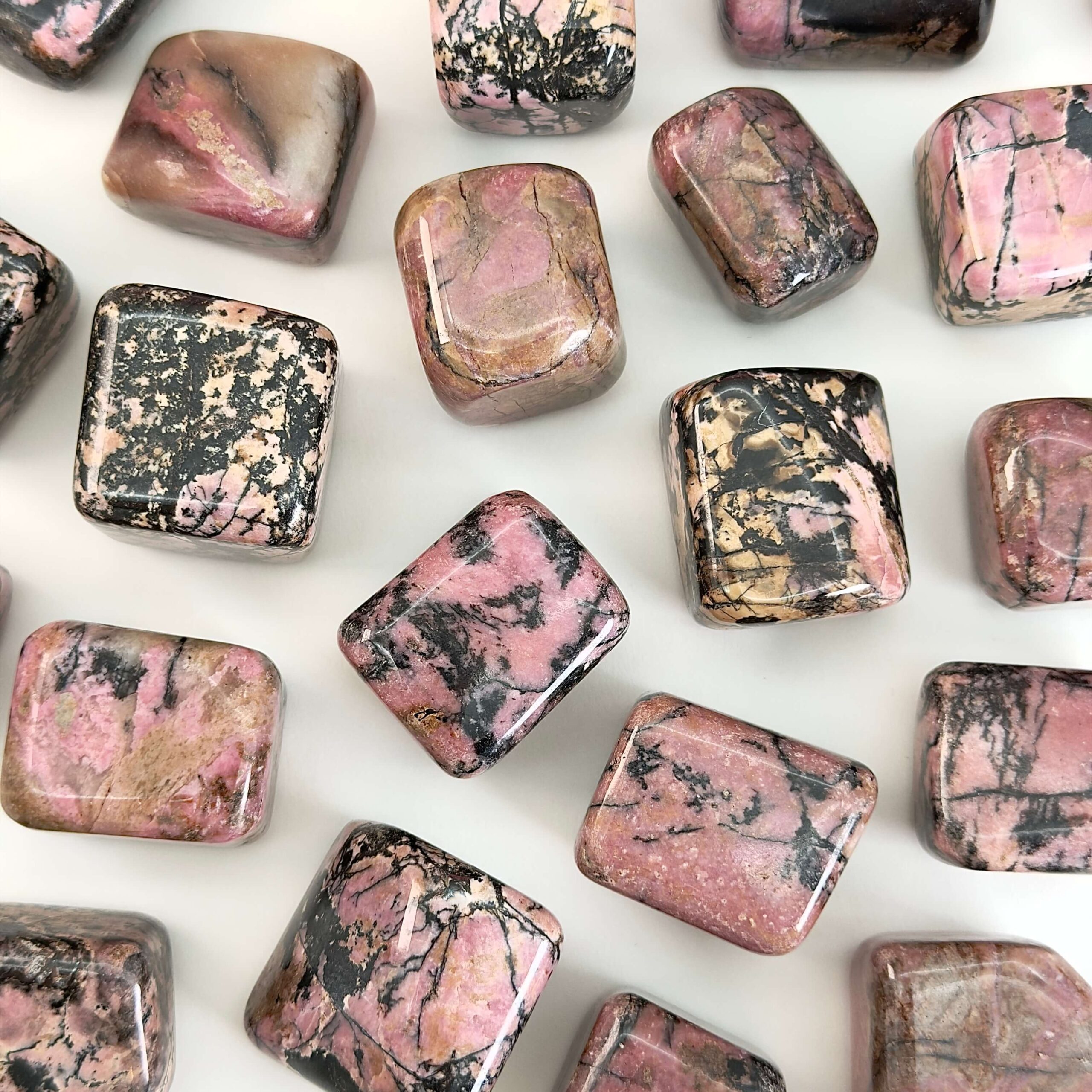 Rhodonit polerede sten krystal sten samling på hvid baggrund