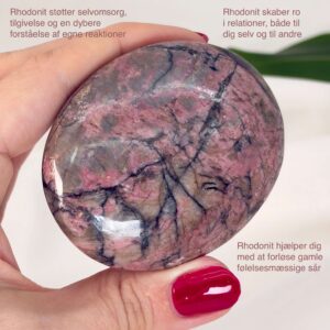 Rhodonit håndsten krystal sten i hånd med hvid baggrund og med tags