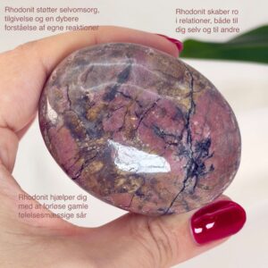 Rhodonit håndsten krystal sten i hånd med hvid baggrund og med tags