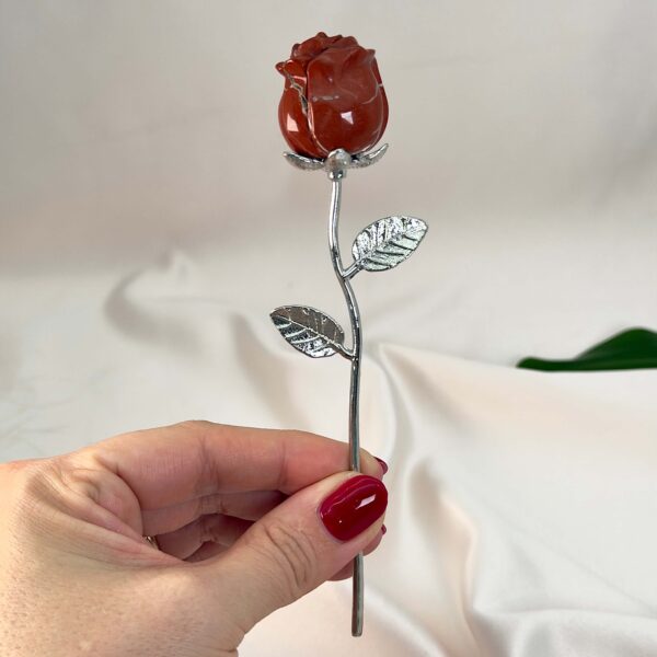 Rød jaspis Rose med sølvfarvet stilk krystal sten i hånd