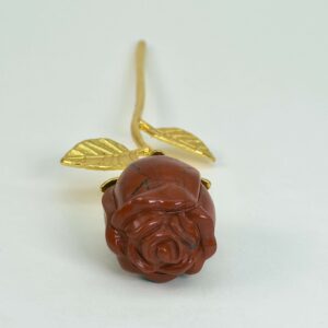 Rød Jaspis rose med guldfarvet stilk front