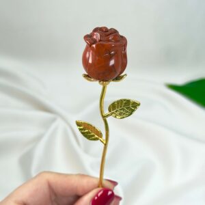 Rød Jaspis rose med guldfarvet stilk hånd