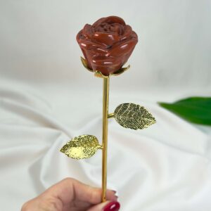 Rød Jaspis rose med guldfarvet stilk stor hånd