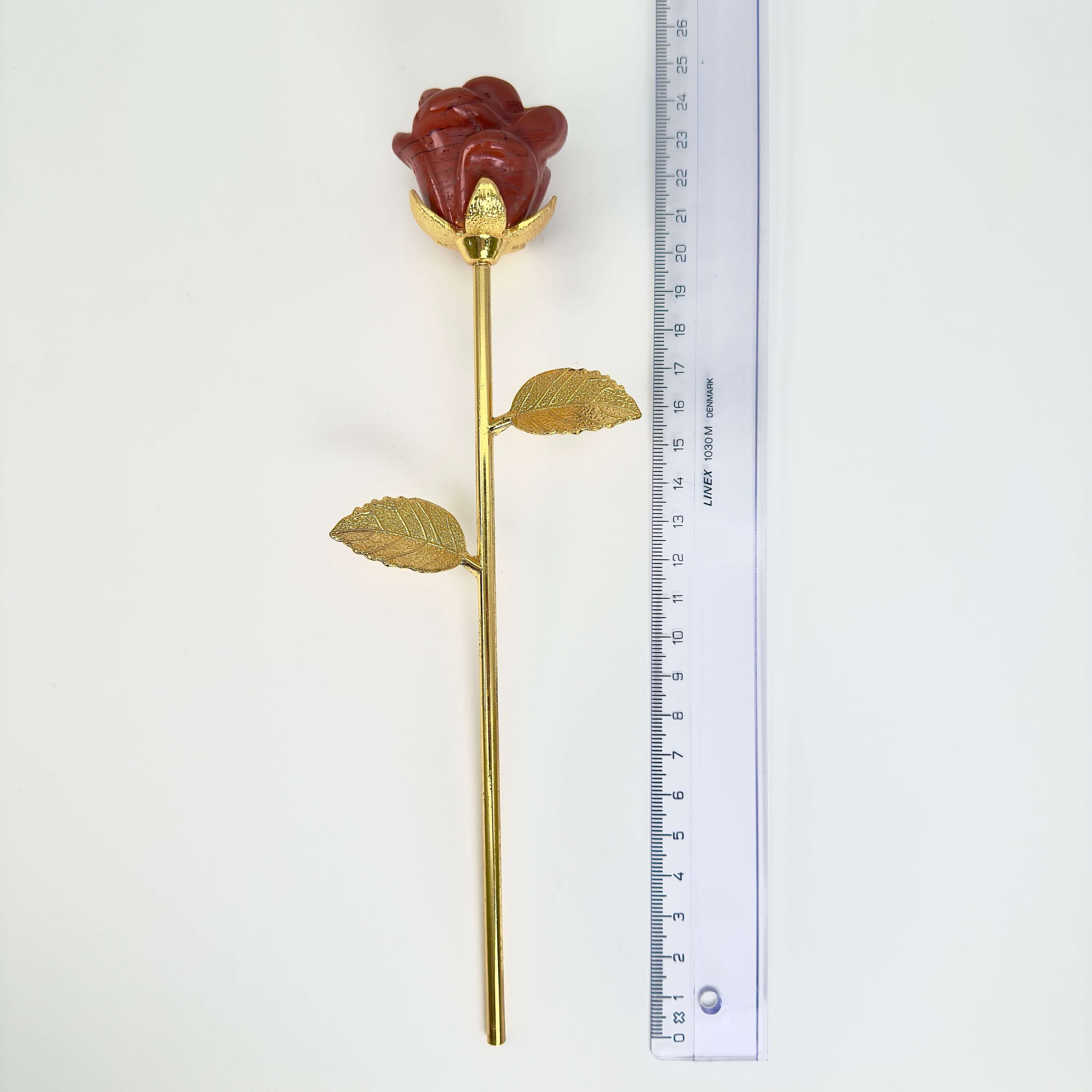 Rød Jaspis rose med guldfarvet stilk stor lineal