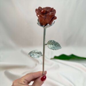 Stor rød jaspis Rose med sølvfarvet stilk krystal sten i hånd