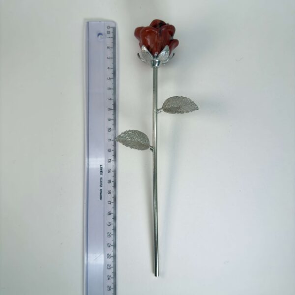 Stor rød jaspis Rose med sølvfarvet stilk krystal sten ved siden af lineal